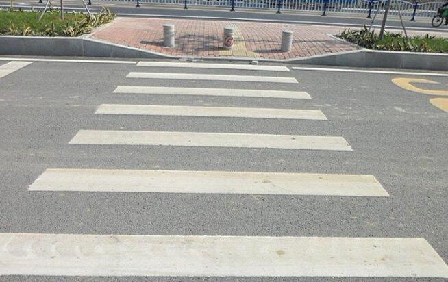 熱熔標(biāo)線涂料生產(chǎn)原材料及其作用有哪些？襄陽道路標(biāo)線施工廠家為你介紹