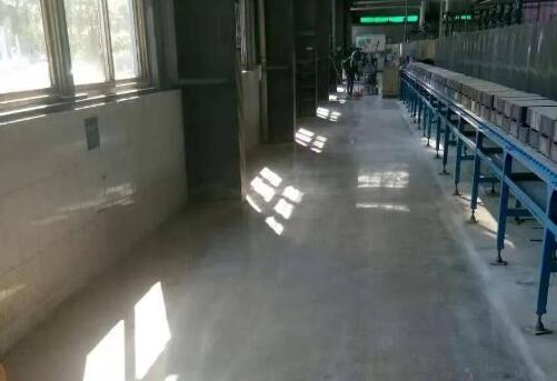 裝甲地坪地坪和環(huán)氧地坪差別有多大？十堰固化拋光裝甲地坪如何施工？